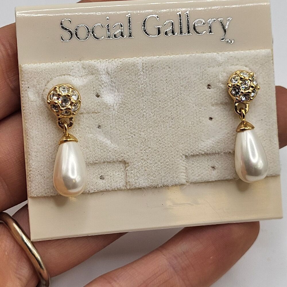 New WIth Tags Social Gallery Pearl Drop Earrings 1in